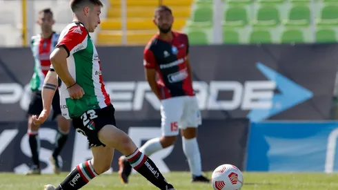 Bruno Barticciotto al momento de marcar su primer gol como profesional.