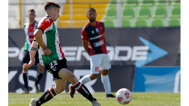 Bruno Barticciotto al momento de marcar su primer gol como profesional.