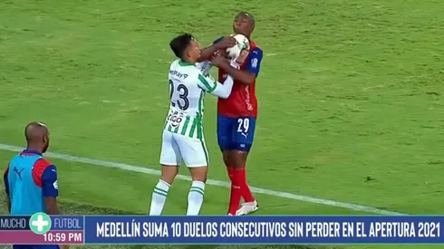 Alex Castro le pega a Juan David Mosquera, el VAR estaba caído y no apreció la escena polémica en el clásico paisa entre el DIM y Atlético Nacional en el fútbol colombiano