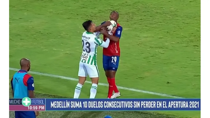 Alex Castro le pega a Juan David Mosquera, el VAR estaba caído y no apreció la escena polémica en el clásico paisa entre el DIM y Atlético Nacional en el fútbol colombiano