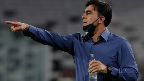 Gustavo Quinteros sigue firme en el puesto de DT de Colo Colo pese a las pugnas con Blanco y Negro, en especial con Harold Mayne-Nicholls.