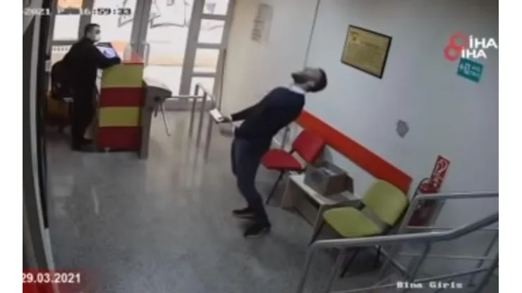 Özturk cuando se entera que fue convocado a la selección turca