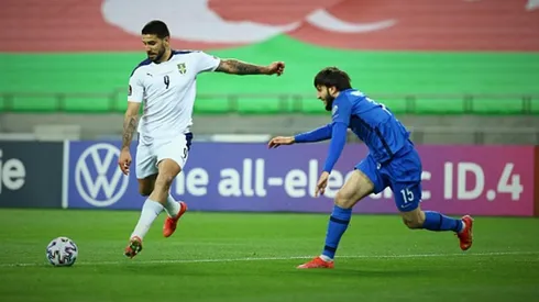 Aleksandar Mitrovic: doblete para Serbia del actual goleador de las eliminatorias europeas.