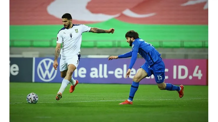Aleksandar Mitrovic: doblete para Serbia del actual goleador de las eliminatorias europeas.