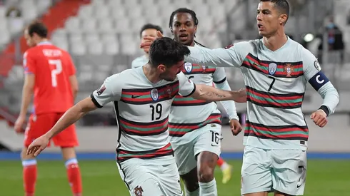 Cristiano celebra junto a sus compañeros en la victoria sobre Luxemburgo