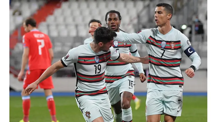 Cristiano celebra junto a sus compañeros en la victoria sobre Luxemburgo