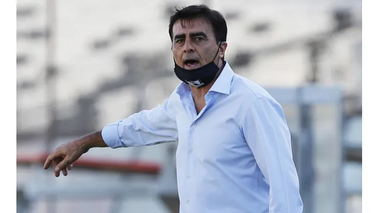 En Radio ADN revelan que Colo Colo ya está revisando el contrato de Quinteros en medio de la polémica.