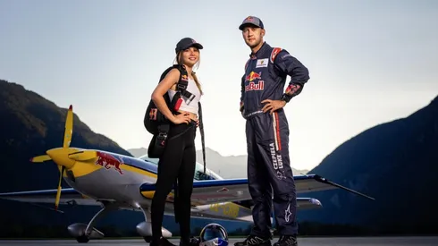 La estrella polaca del paracaidismo Maja Kuczyńska y el piloto Łukasz Czepiela protagonizan esta competencia.