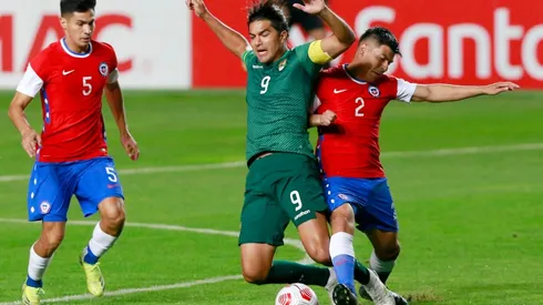 Tomás Alarcón marcando a Marcelo Martins en duelo ante Bolivia