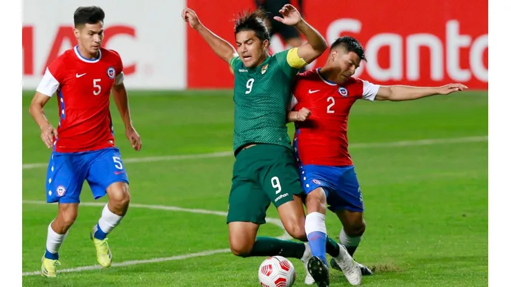 Tomás Alarcón marcando a Marcelo Martins en duelo ante Bolivia