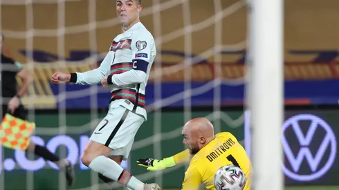 Cristiano Ronaldo en el momento de la polémica acción ante Serbia.