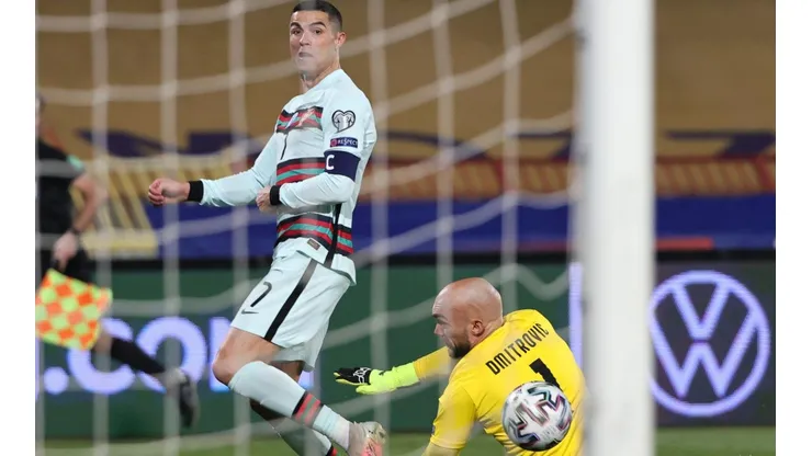 Cristiano Ronaldo en el momento de la polémica acción ante Serbia.