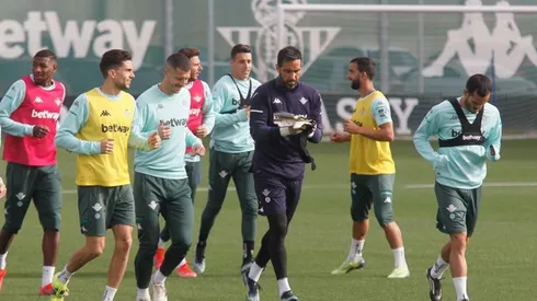 Claudio Bravo volvió a entrenar en el Real Betis tras el amistoso de Chile contra Bolivia.