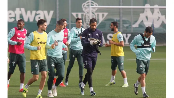 Claudio Bravo volvió a entrenar en el Real Betis tras el amistoso de Chile contra Bolivia.