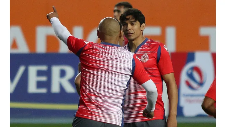 La dupla de Humberto Suazo y Matías Fernández ofreció muy poco ante Audax Italiano