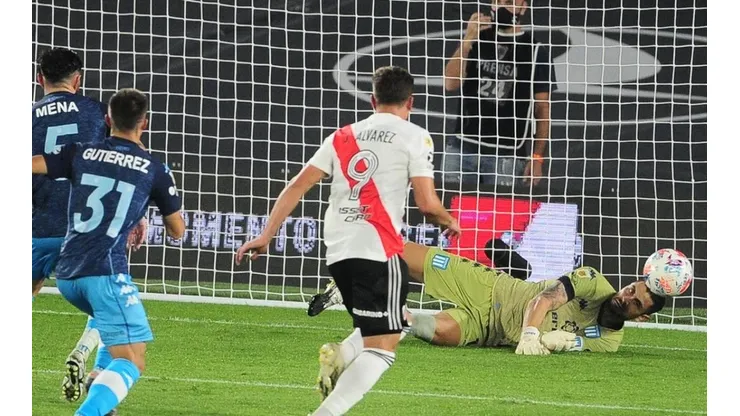El tapatón de Gabriel Arias en el duelo entre Racing y River Plate.