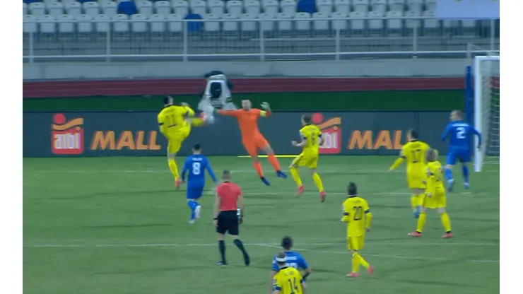 Zlatan Ibrahimovic se lució con una asistencia de taco en el gol de Suecia.