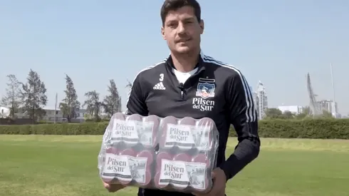 Miiko Albornoz posa con el regalo de Pilsen del Sur.