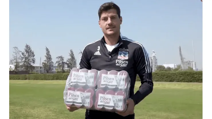 Miiko Albornoz posa con el regalo de Pilsen del Sur.