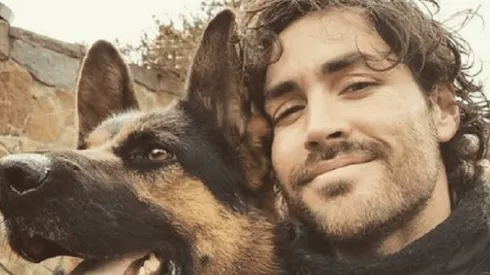 El actor busca a su mascota.