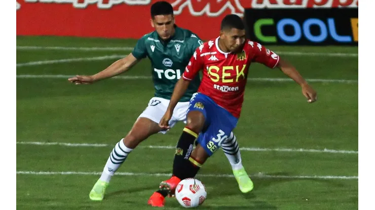 Cristián Palacios anotó un doblete al Wanderers de Ronald Fuentes, que se mostró muy verde