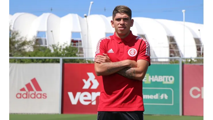 Carlos Palacios firmó su contrato con Inter de Porto Alegre la semana pasada.