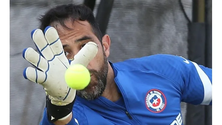 Claudio Bravo luce como el portero titular de la Selección Chilena ante Bolivia.