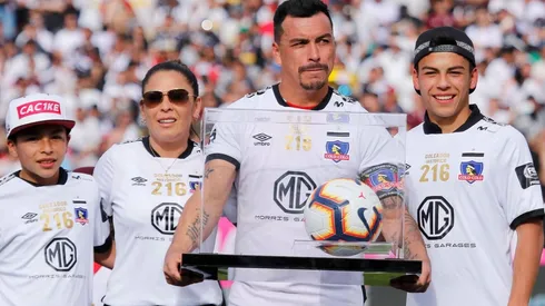 Esteban Paredes junto a sus hijos al marcar el histórico gol 216.