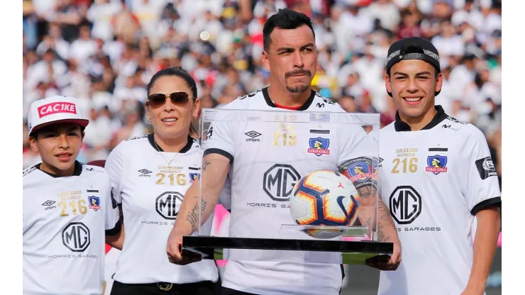 Esteban Paredes junto a sus hijos al marcar el histórico gol 216.