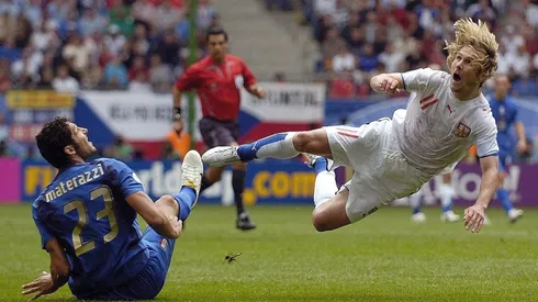 Materazzi y Nedved enfrentándose en duelo entre Italia y República Checa