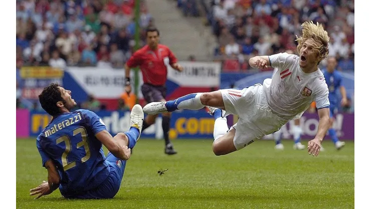 Materazzi y Nedved enfrentándose en duelo entre Italia y República Checa