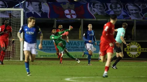 El balón enviado por Lawrence Vigouroux surca el cielo para habilitar el gol de la victoria