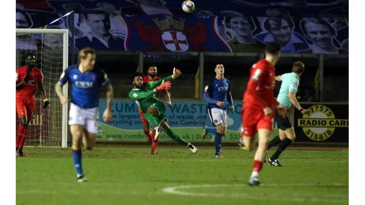 El balón enviado por Lawrence Vigouroux surca el cielo para habilitar el gol de la victoria