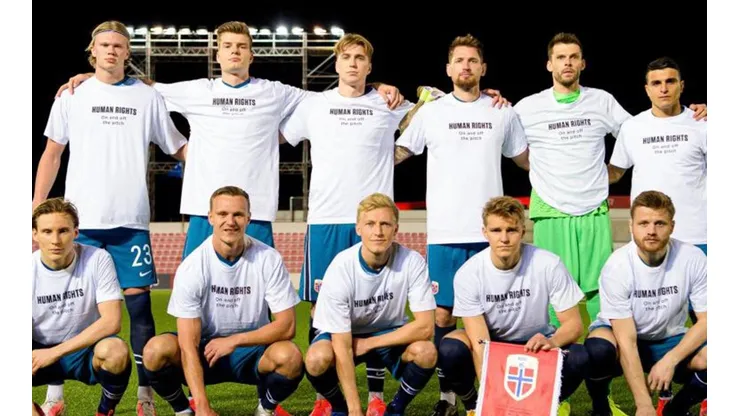 La selección de Noruega con camiseta de "Human Rights" antes de enfrentar a Gibraltar