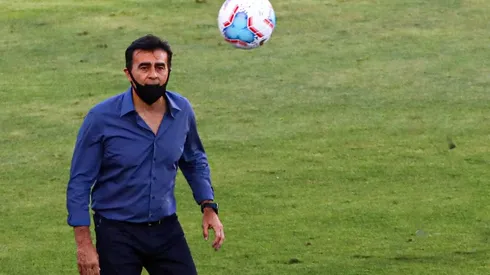 El entrenador de Colo Colo, Gustavo Quinteros, manifestó su molestia porque aún no se completa el plantel para 2021