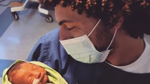 El defensor al fin pudo tener en su regazo a su primogénito.