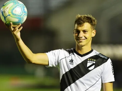 Delantero uruguayo marca goles de día y va al colegio en la noche