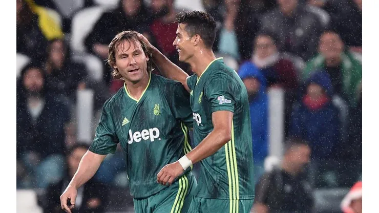 Nedved y Cristiano en un partido amistoso de viejas glorias