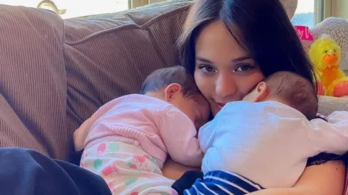 Rocío Toscano junto a sus dos hijos.