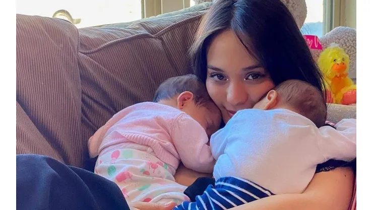Rocío Toscano junto a sus dos hijos.