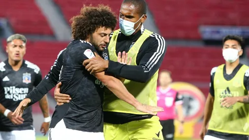 Maximiliano Falcón siendo retirado por Omar Carabalí tras su expulsión. Arriesga un mínimo de dos partidos.