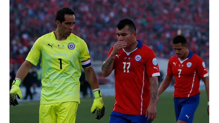 Claudio Bravo y Gary Medel encabezan la nómina de la selección chilena ante Bolivia.