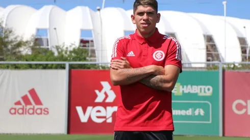 Carlos Palacios ya posa con la camiseta colorada