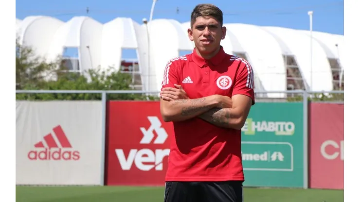 Carlos Palacios ya posa con la camiseta colorada