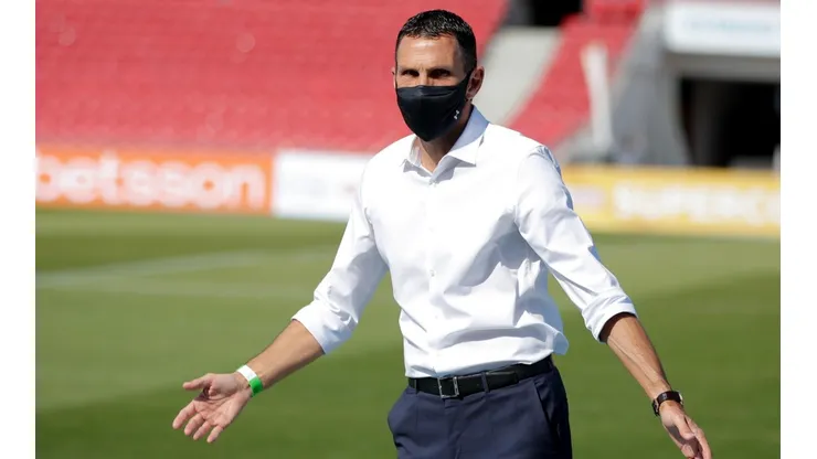 Gustavo Poyet debutó como campeón de la Supercopa con Universidad Católica tras vencer a Colo Colo.