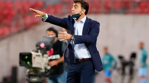 Gustavo Quinteros apuró por el central y, de paso, recordó que falta un 9 también.
