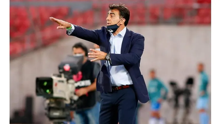 Gustavo Quinteros apuró por el central y, de paso, recordó que falta un 9 también.