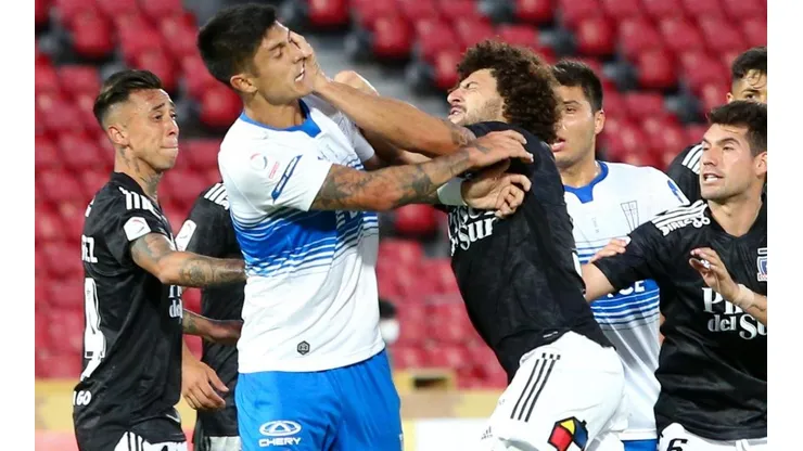 Maxi Falcón y la segunda arremetida contra Valber Huerta en el duelo entre Colo Colo y la UC.