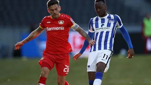 Charles Aránguiz y Bayer Leverkusen caen contra el Hertha en la Bundesliga.