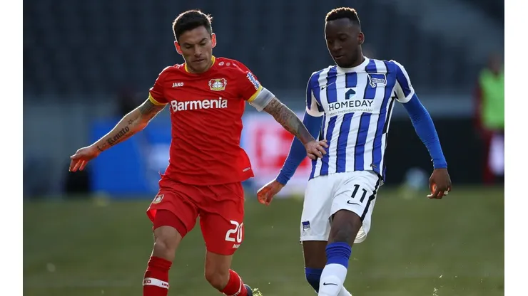Charles Aránguiz y Bayer Leverkusen caen contra el Hertha en la Bundesliga.